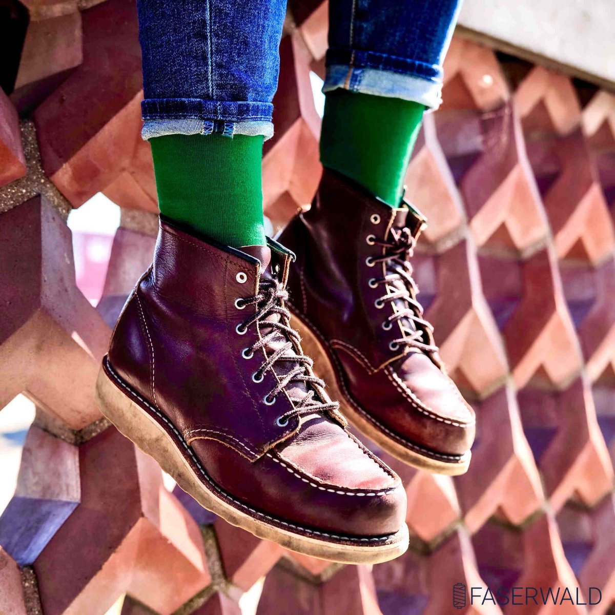 Tragegefühl neu definiert! Erlebe die perfekte Kombination aus Komfort und Nachhaltigkeit. Made in Portugal, based in Hamburg. Baumwollsocken für Damen, Herren und Kinder! Nahtlose Spitzen und verstärkte Belastungszonen.