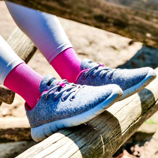 Tragegefühl neu definiert! Erlebe die perfekte Kombination aus Komfort und Nachhaltigkeit. Made in Portugal, based in Hamburg. Baumwollsocken für Damen, Herren und Kinder! Nahtlose Spitzen und verstärkte Belastungszonen.