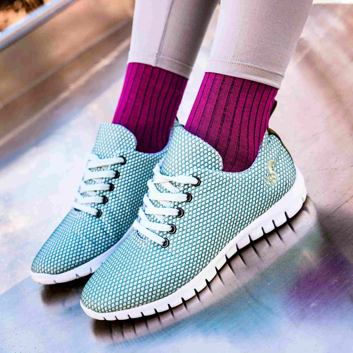 Tragegefühl neu definiert! Erlebe die perfekte Kombination aus Komfort und Nachhaltigkeit. Made in Portugal, based in Hamburg. Baumwollsocken für Damen, Herren und Kinder! Nahtlose Spitzen und verstärkte Belastungszonen.