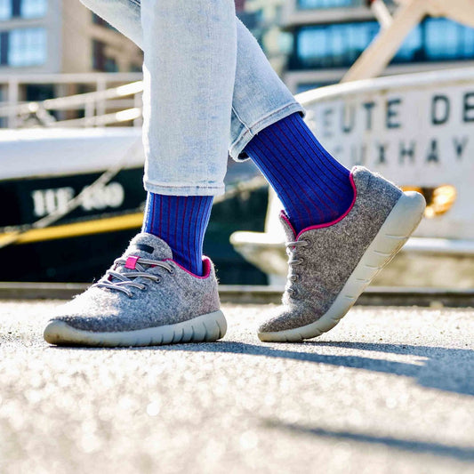 Tragegefühl neu definiert! Erlebe die perfekte Kombination aus Komfort und Nachhaltigkeit. Made in Portugal, based in Hamburg. Baumwollsocken für Damen, Herren und Kinder! Nahtlose Spitzen und verstärkte Belastungszonen.